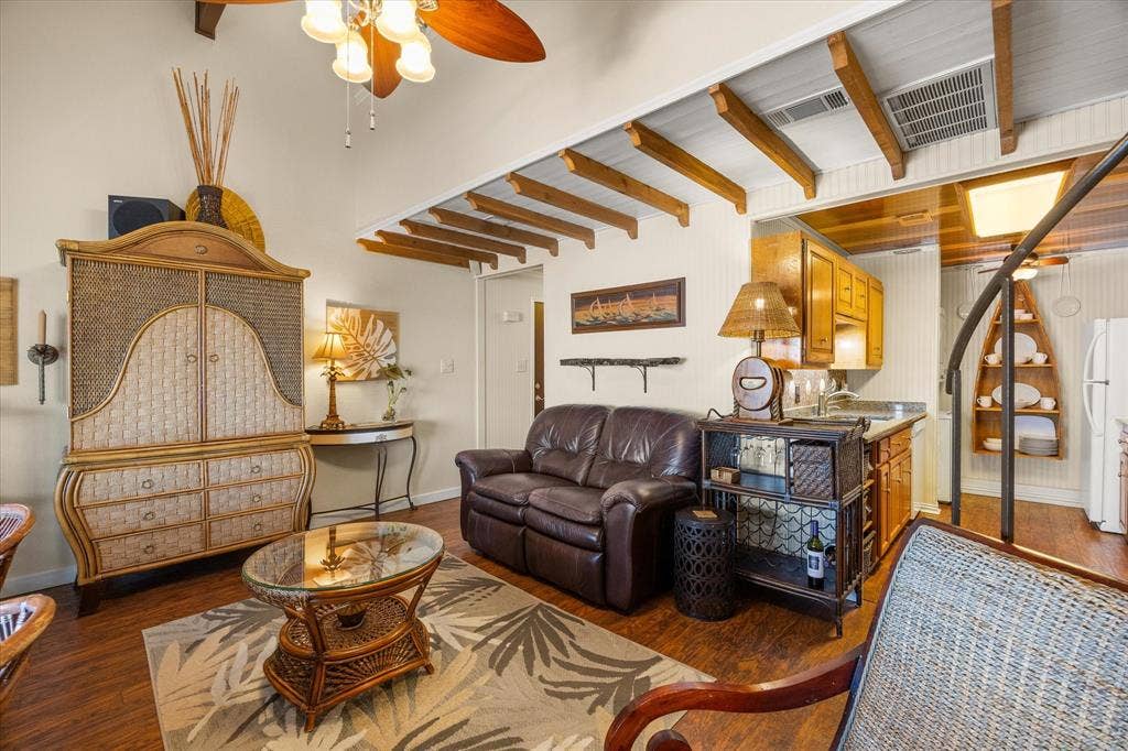 6606 Carol Court, Granbury, TX 76048 The decorating is done for you!