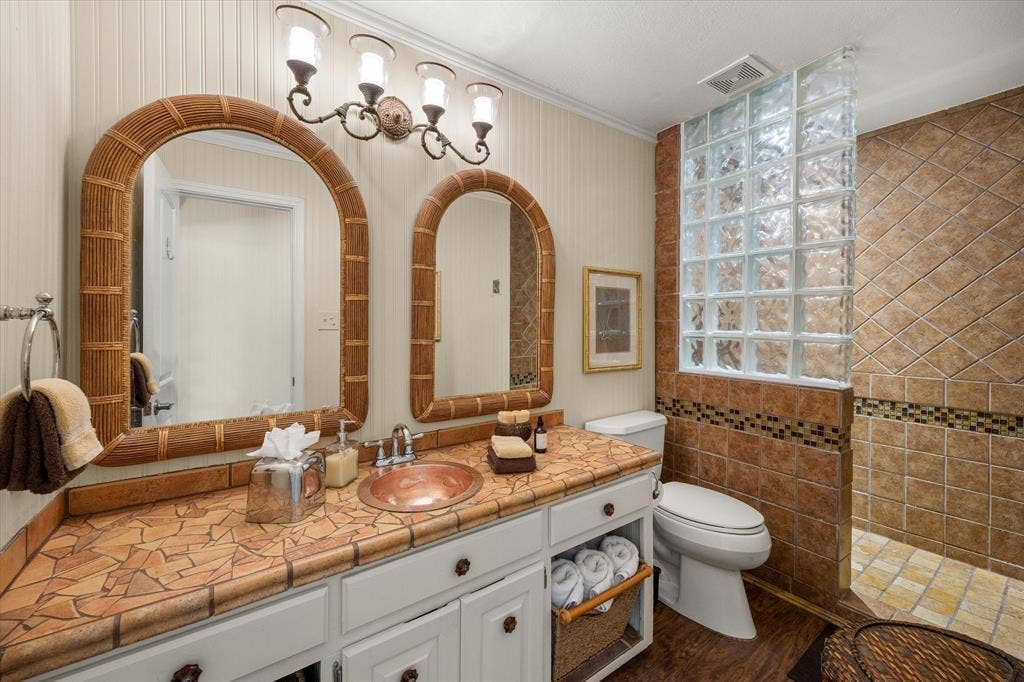 6606 Carol Court, Granbury, TX 76048 Full Bath, on main level