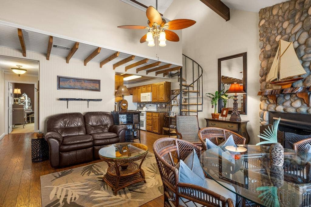 6606 Carol Court, Granbury, TX 76048 Living area, looking toward kitchen