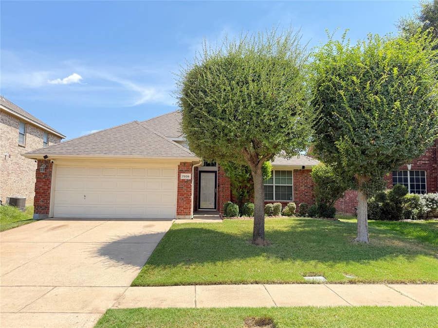 Property photo for 7806 Quiet Waters Drive, Arlington, TX