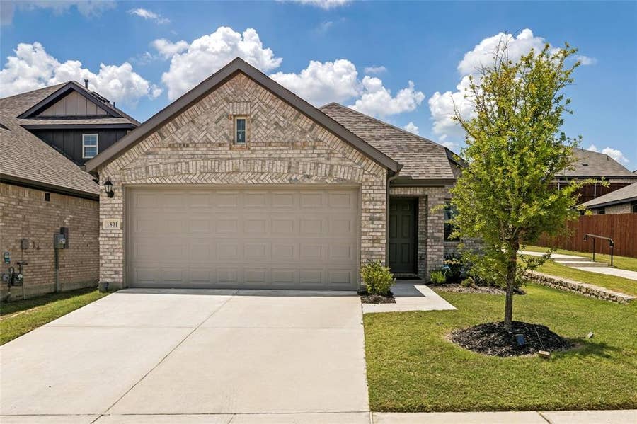 Property photo for 1801 Hazer Lane, Mesquite, TX