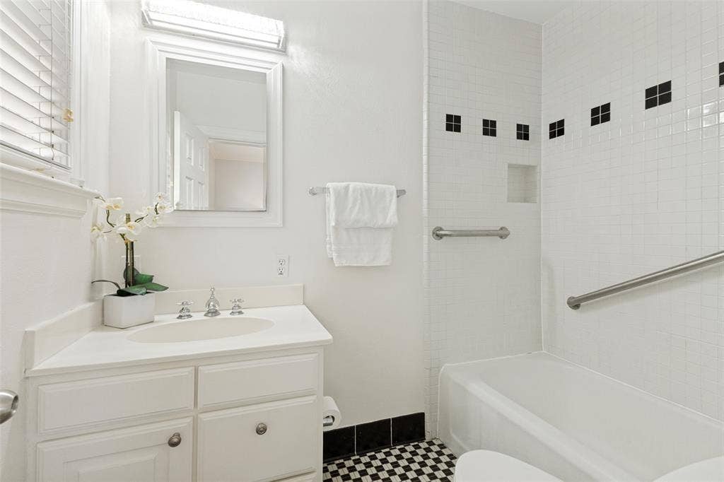 Ensuite bathroom offering a shower/tub combo.