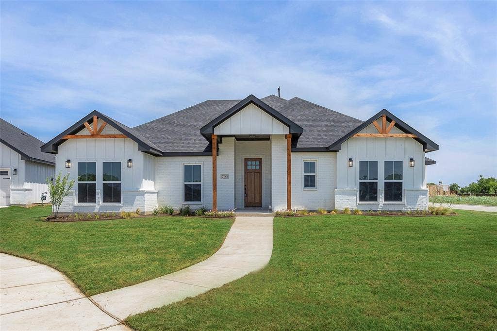 200 Cliff Court, Godley, TX 76044 Modern farmhouse style home with a front lawn