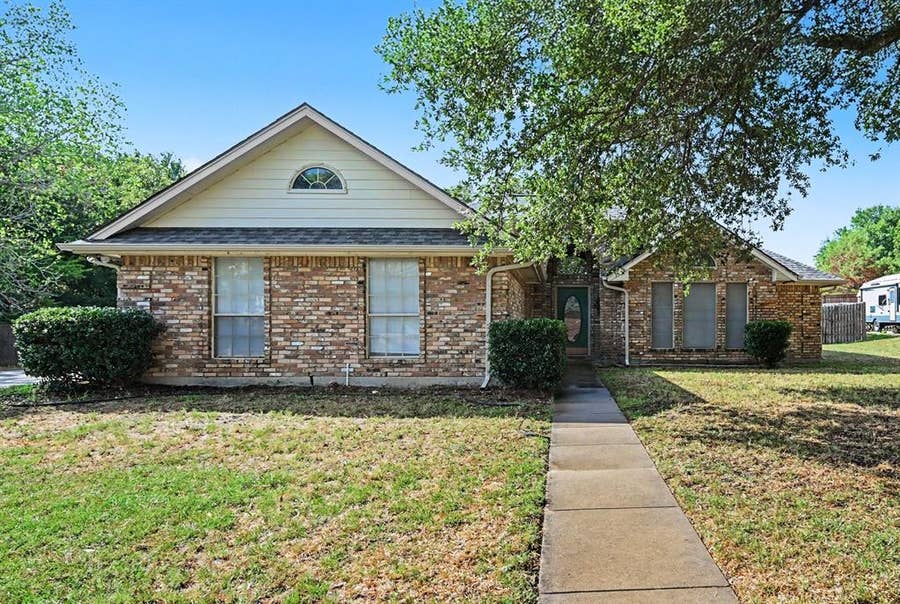 Property photo for 110 Mill Creek Lane, Weatherford, TX