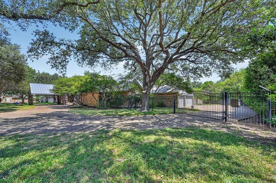 Property photo for 6206 Prestondell Drive, Dallas, TX