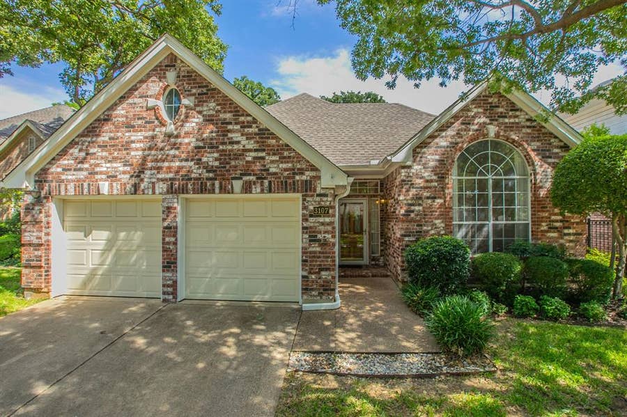 Property photo for 3107 Lake Oak Drive, Arlington, TX