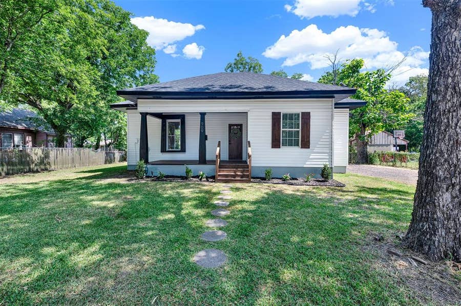 Property photo for 909 E High Street, Terrell, TX