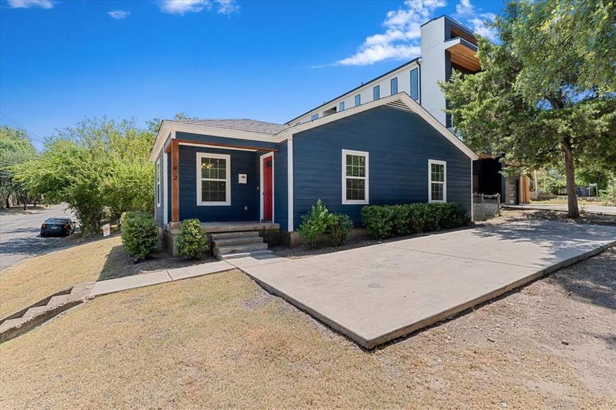 Property photo for 902 S Ewing Avenue, Dallas, TX