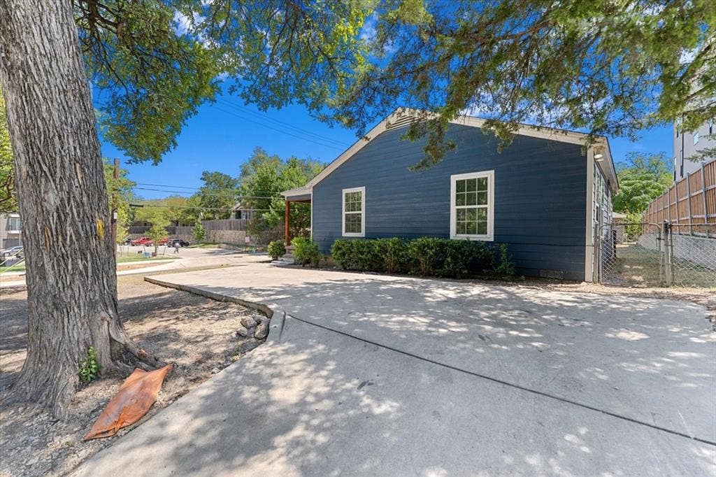 902 S Ewing Avenue, Dallas, TX 75203 902 S Ewing Avenue, Dallas, TX 75203