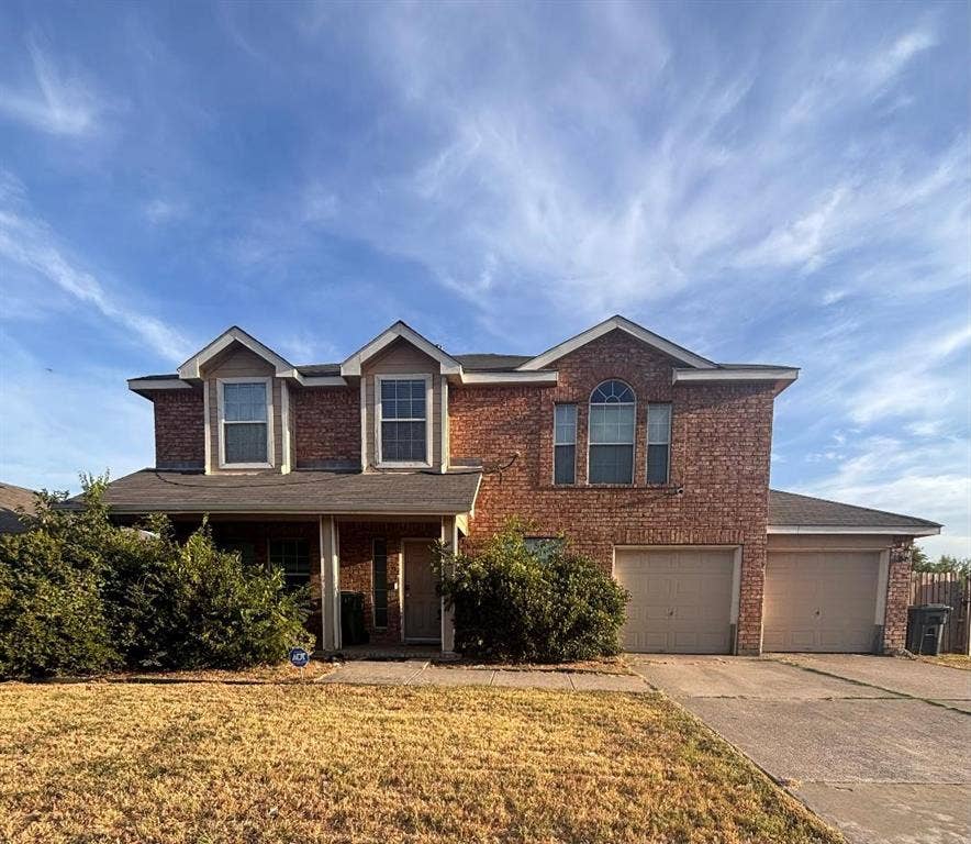 700 Gemstone Trail, Arlington, TX 76002 Front view of home