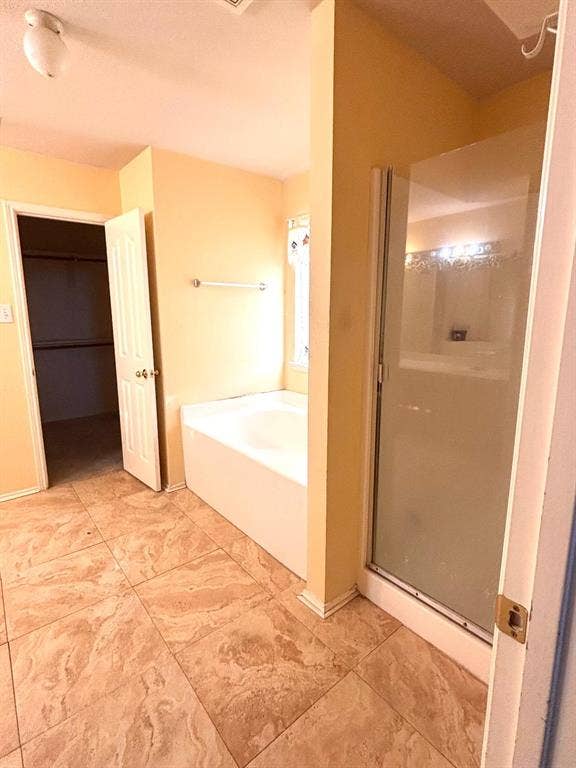 700 Gemstone Trail, Arlington, TX 76002 Master bath with garden tub, separate shower and walk in closet.
