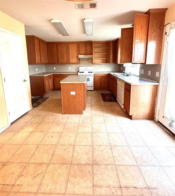 700 Gemstone Trail, Arlington, TX 76002 Kitchen with island and plenty of cabinet and counter space.