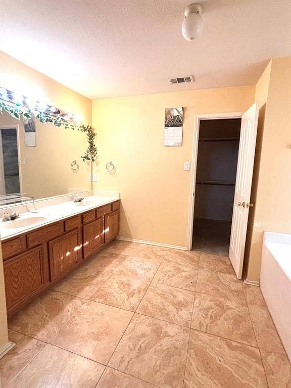 700 Gemstone Trail, Arlington, TX 76002 Master bath with dual sinks and lots of counter space.