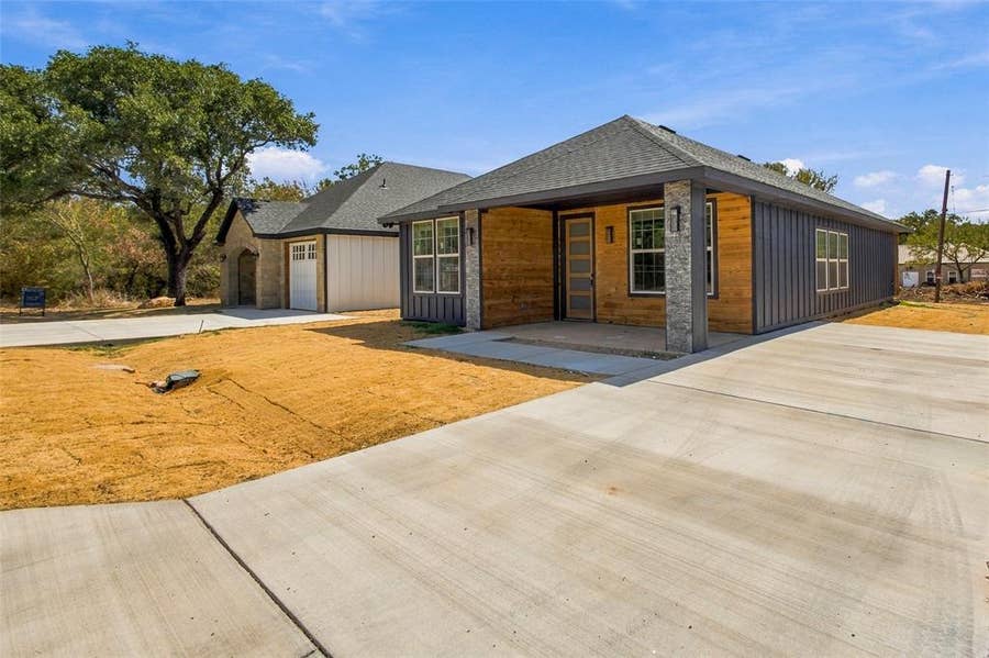 Property photo for 2721 Sycamore Court, Granbury, TX