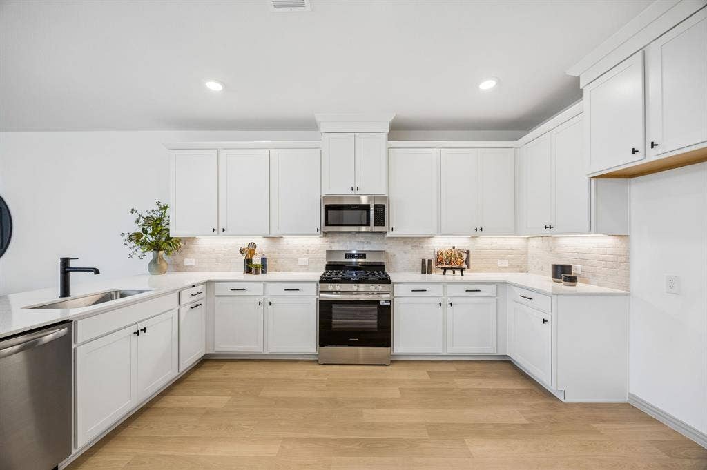 1013 Magdalena Way, Midlothian, TX 76065 No shortage of space, storage or style in this dream kitchen!