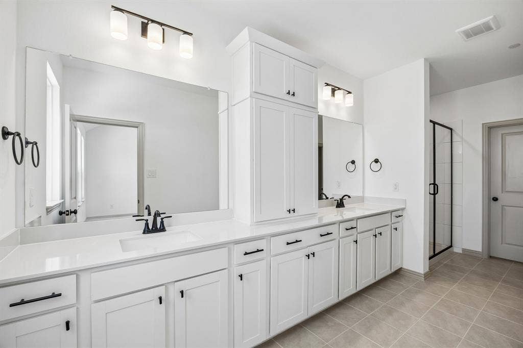 1013 Magdalena Way, Midlothian, TX 76065 Plenty of space for two in this wonderful owner's bath.