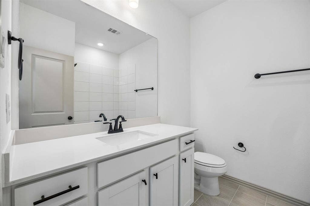 1013 Magdalena Way, Midlothian, TX 76065 Guests will feel right at home in this beautifully finished guest bath.