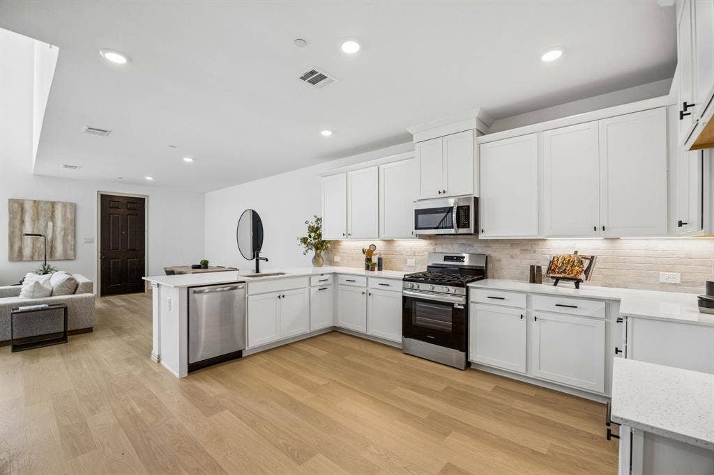 1013 Magdalena Way, Midlothian, TX 76065 The chef in the family will never be left out of the party in this wonderful open concept floor plan.