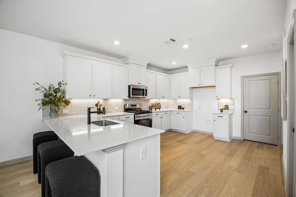 1013 Magdalena Way, Midlothian, TX 76065 The kitchen peninsula with breakfast bar makes this the perfect place to grab a quick bite.