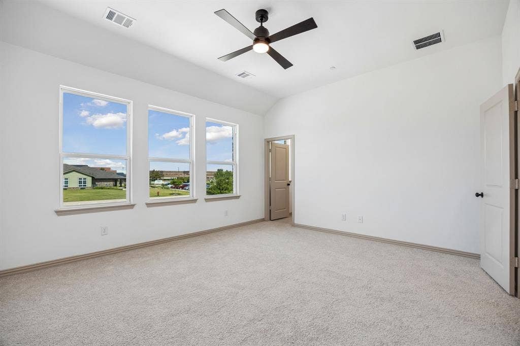 1013 Magdalena Way, Midlothian, TX 76065 An owner's suite that offers gorgeous finishes, high ceilings, tons of natural light....our Boyd floor plan has it all!