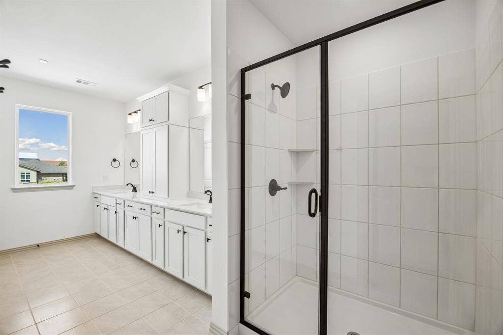 1013 Magdalena Way, Midlothian, TX 76065 Your new owner's bath comes complete with an oversized, walk in shower.