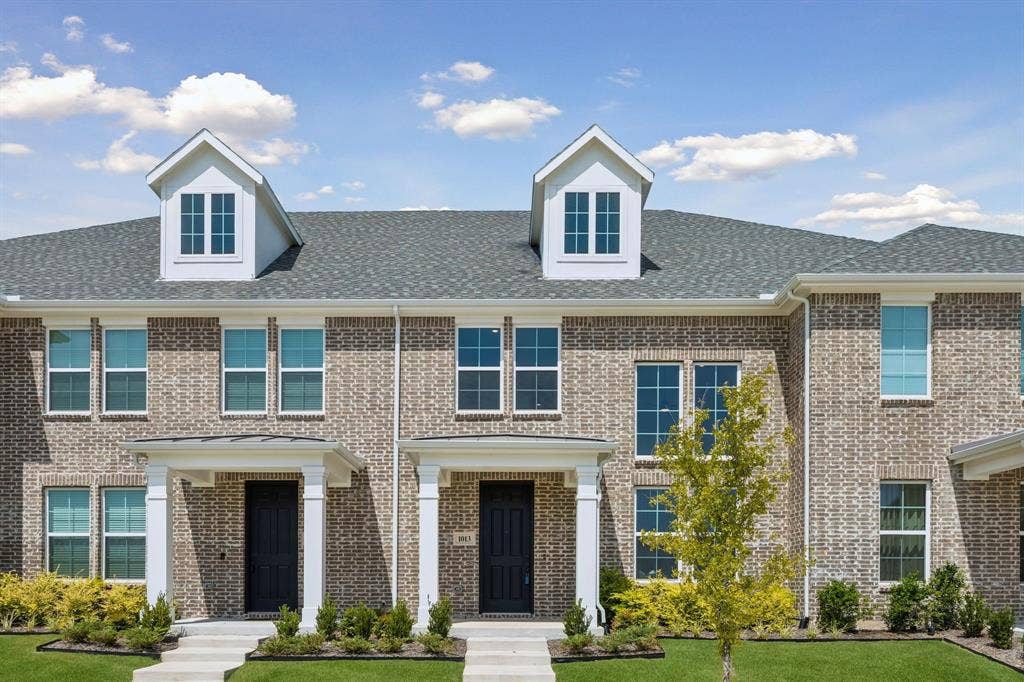1013 Magdalena Way, Midlothian, TX 76065 Classically styled and luxuriously finished new construction lock and leave homes now available in Villages at Midtowne in Midlothian!