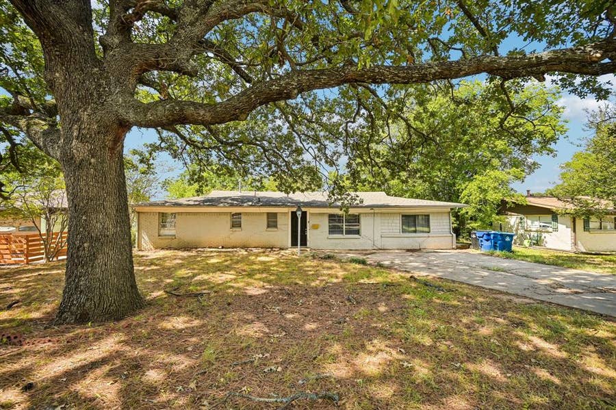 Property photo for 105 S Hickory Avenue, Denison, TX