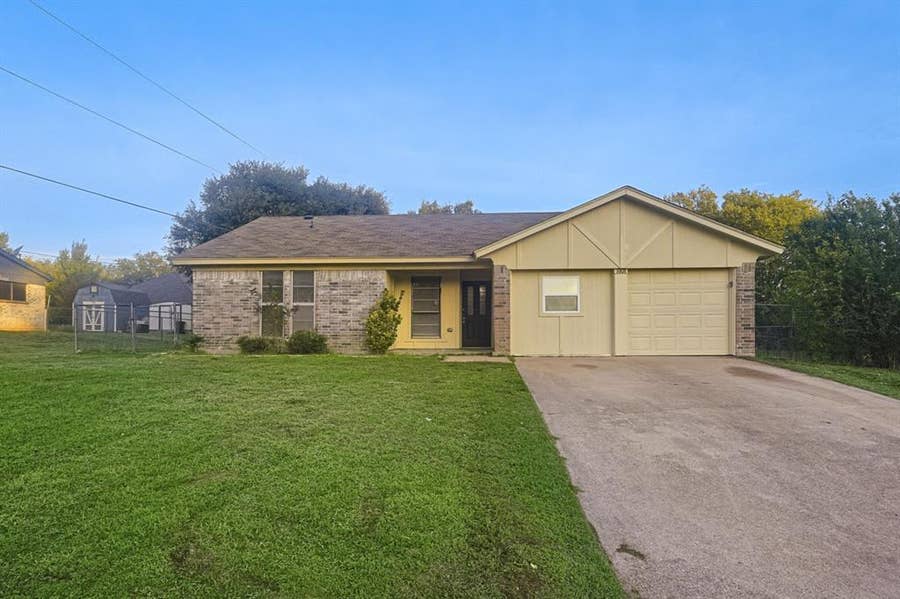 Property photo for 1008 Ivanhoe Street, Cleburne, TX