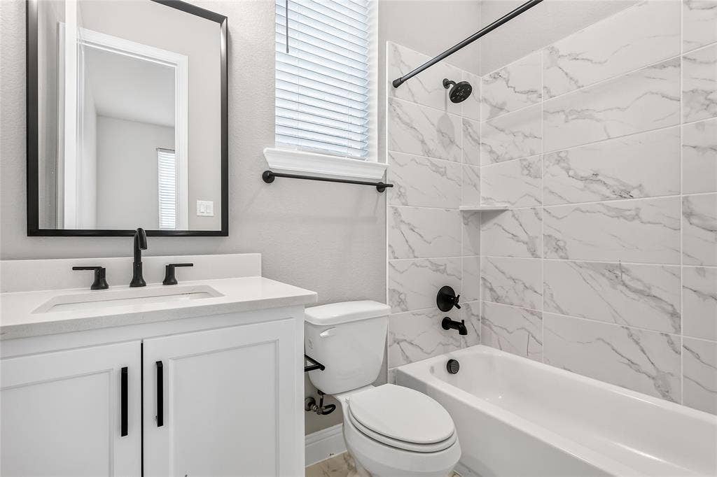 1581 Turnberry Drive, Prosper, TX 75078 Guest bedroom ensuite