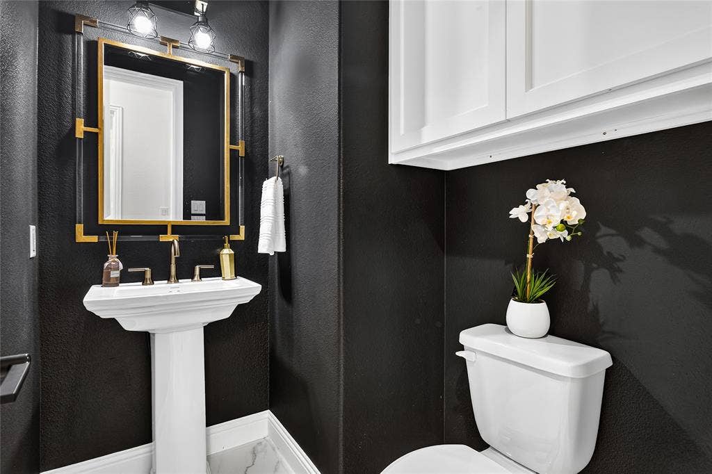1581 Turnberry Drive, Prosper, TX 75078 Elegant powder bath accessible but separated from entertaining spaces.
