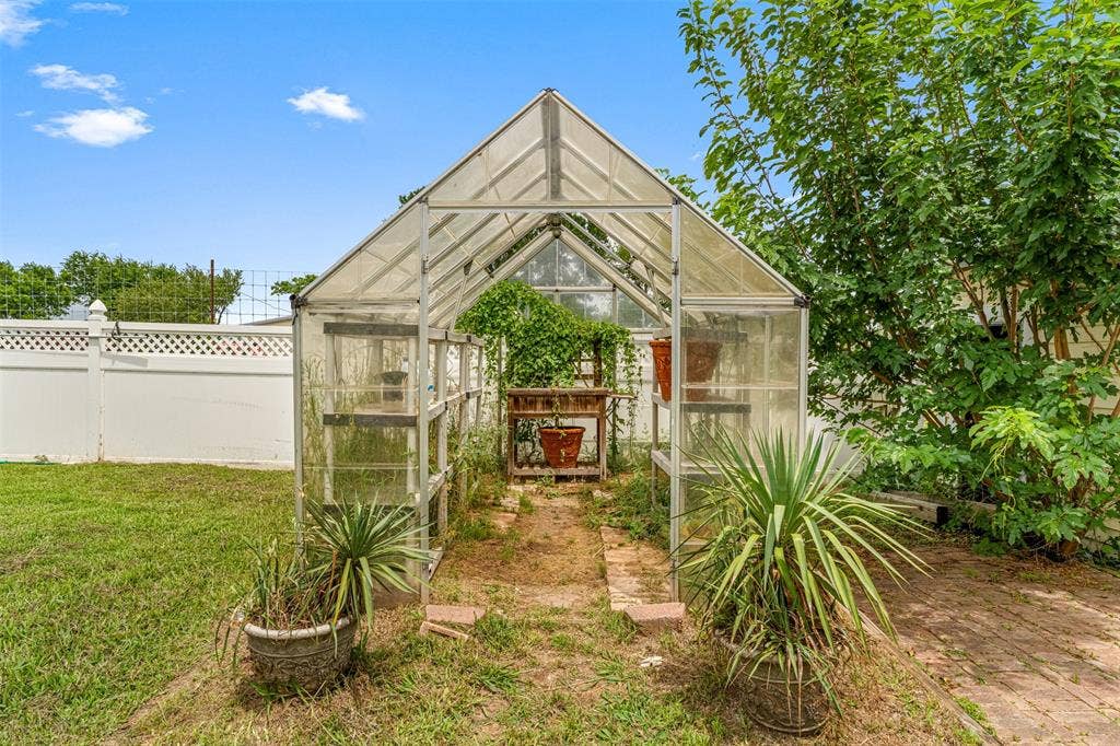 2967 S Old Robinson Road, Robinson, TX 76655 Views of the greenhouse