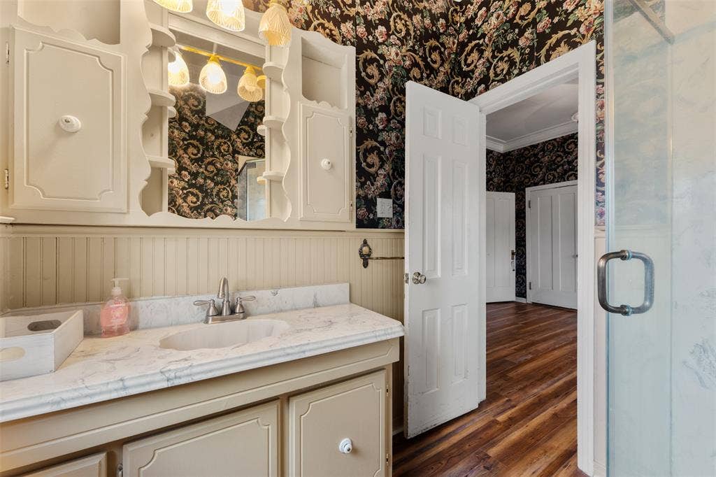 2967 S Old Robinson Road, Robinson, TX 76655 Owner suite bath area