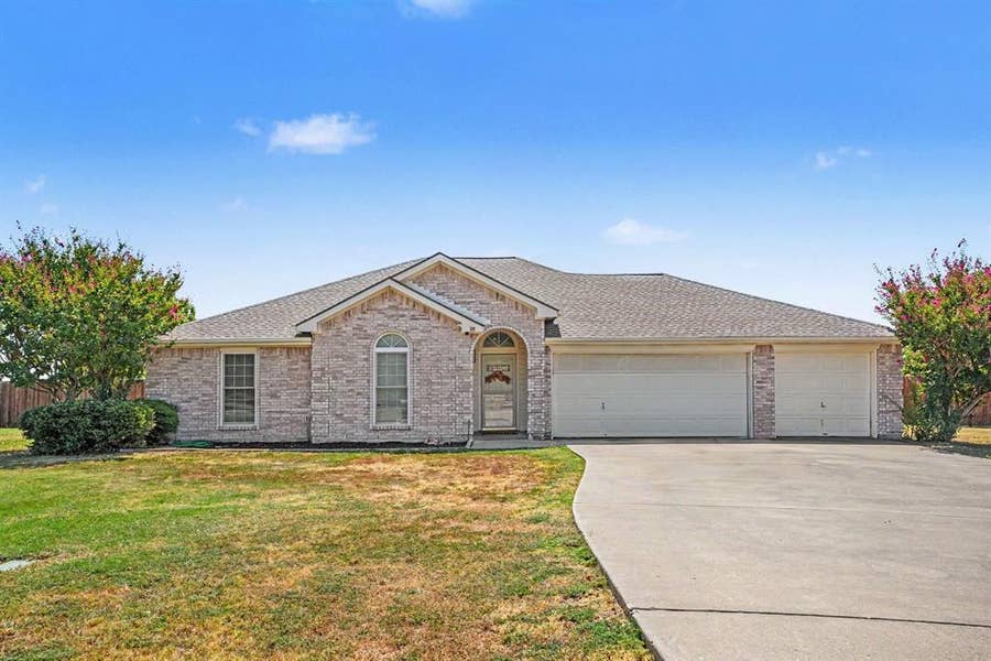 Property photo for 106 Bent Creek Court, Waxahachie, TX