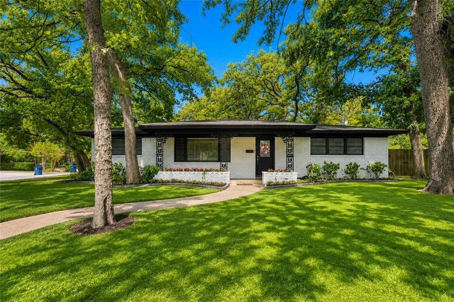 Property photo for 1500 W Lavender Lane, Arlington, TX