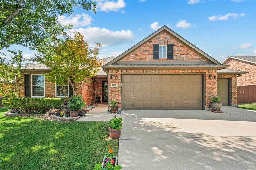Property photo for 829 Sequoia Way, Saginaw, TX