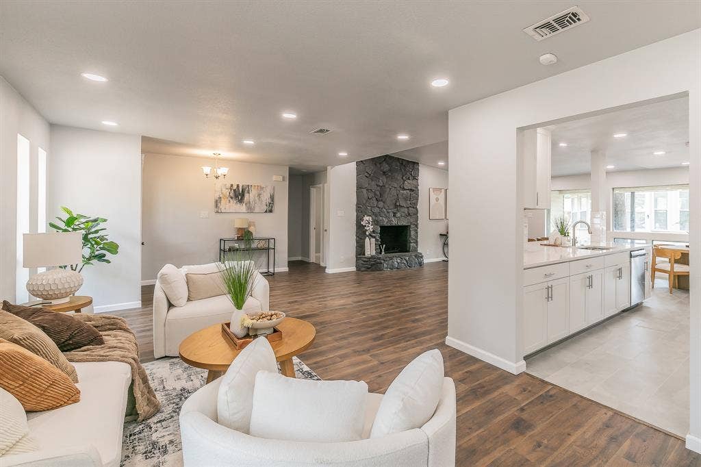 1917 Toplea Drive, Euless, TX 76040 1917 Toplea Drive, Euless, TX 76040