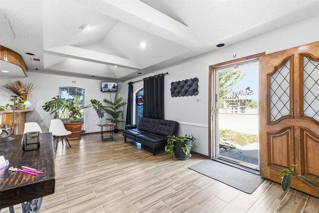 1055 W Pioneer Parkway, Grand Prairie, TX 75051 Tray ceiling with recessed lighting