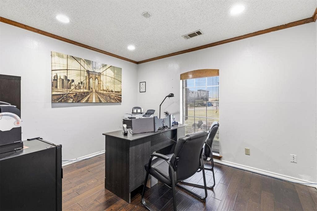 1055 W Pioneer Parkway, Grand Prairie, TX 75051 Hardwood flooring, recessed ceiling lighting, a curved window, and crown molding