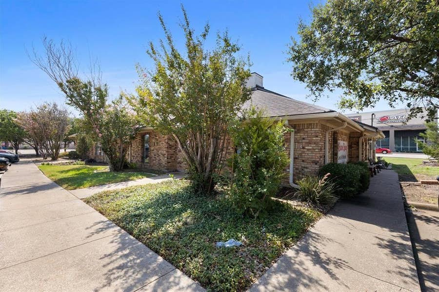 Property photo for 1055 W Pioneer Parkway, Grand Prairie, TX