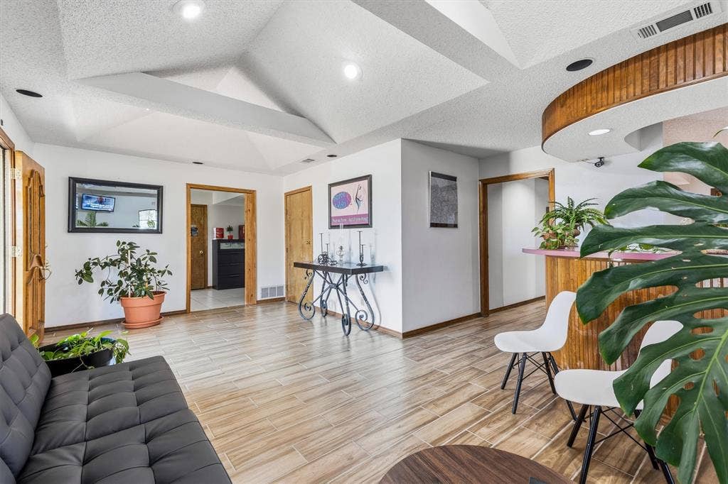 1055 W Pioneer Parkway, Grand Prairie, TX 75051 1055 W Pioneer Parkway, Grand Prairie, TX 75051