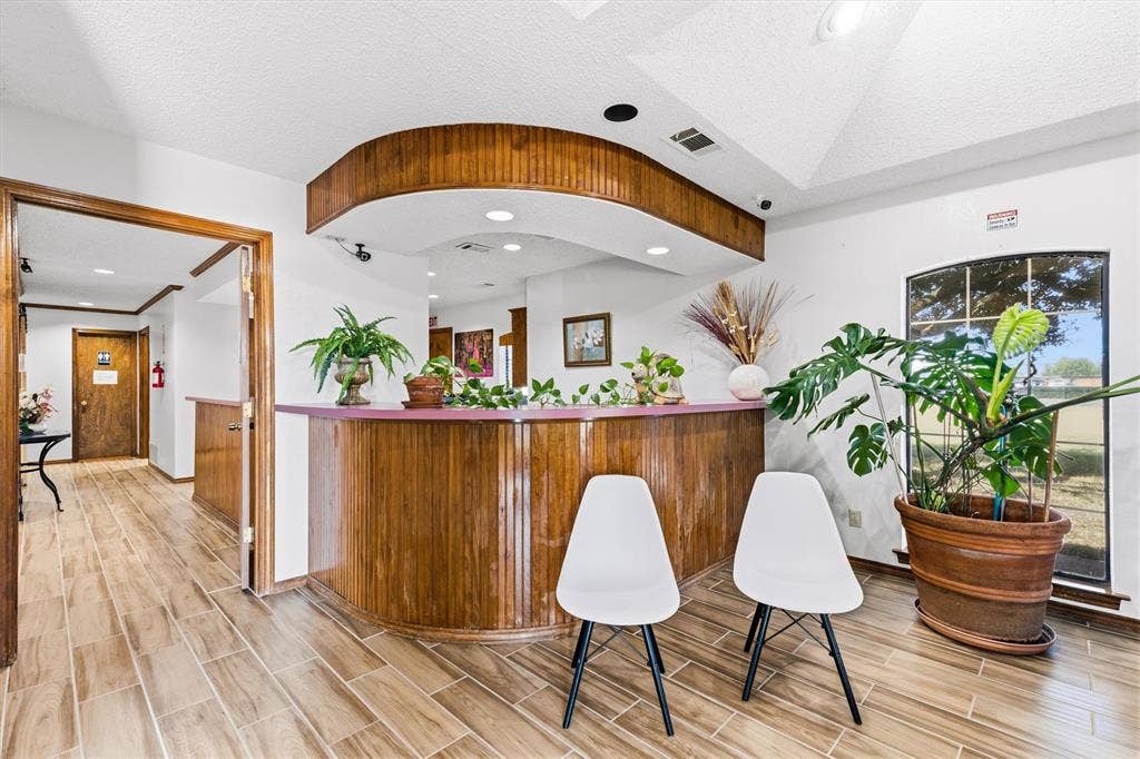 1055 W Pioneer Parkway, Grand Prairie, TX 75051 1055 W Pioneer Parkway, Grand Prairie, TX 75051