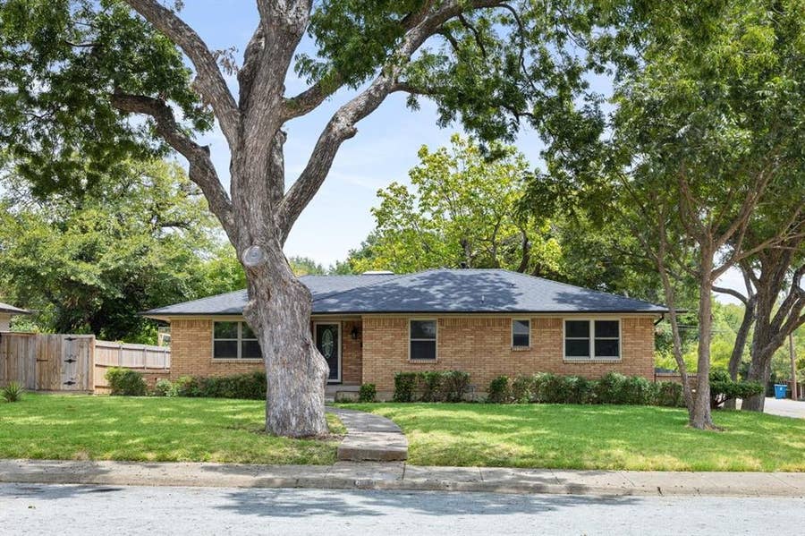 Property photo for 600 N Young Boulevard, DeSoto, TX