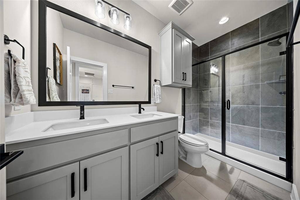 467 Mayfair Lane, Frisco, TX 75033 Dual vanity with undermount sinks and matte black fixtures