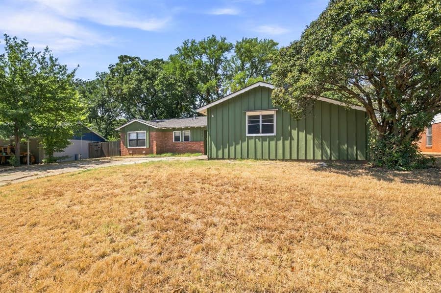 Property photo for 810 Arthur Drive, Arlington, TX