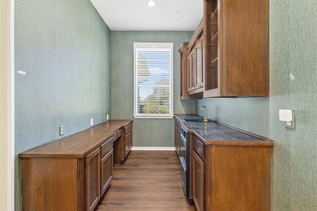 1200 County Road 2307, Sulphur Springs, TX 75482 Directly off the kitchen is a wet bar with sink and ice maker.