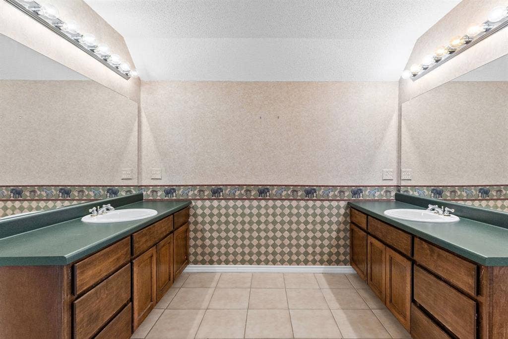 1200 County Road 2307, Sulphur Springs, TX 75482 Shared bathroom between bedrooms 2&3.