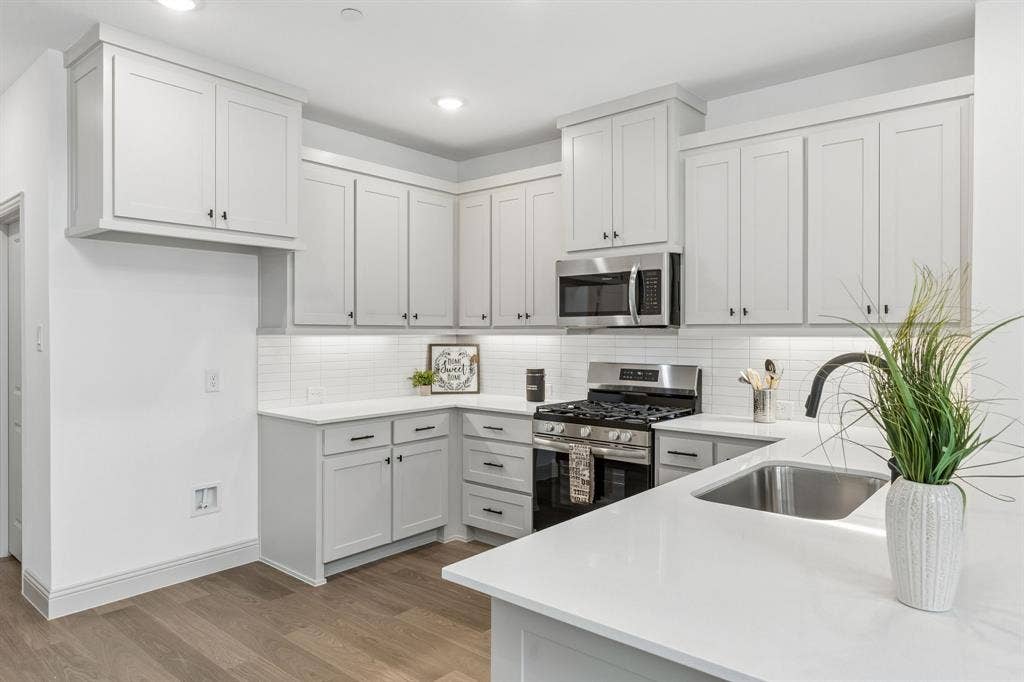 1025 Splitrock Drive, Allen, TX 75013 The kitchen peninsula does double duty as the perfect place for a quick family meal or homework station!
