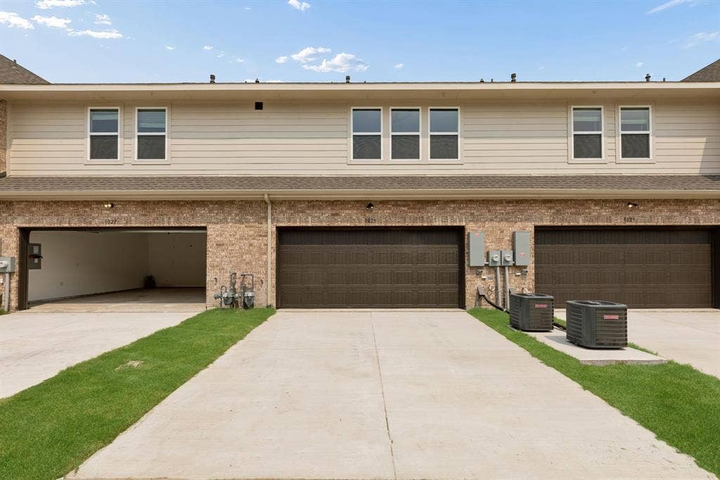 1025 Splitrock Drive, Allen, TX 75013 Featuring a long driveway and nicely sized garage, you'll enjoy plenty of off street parking in this wonderful home.