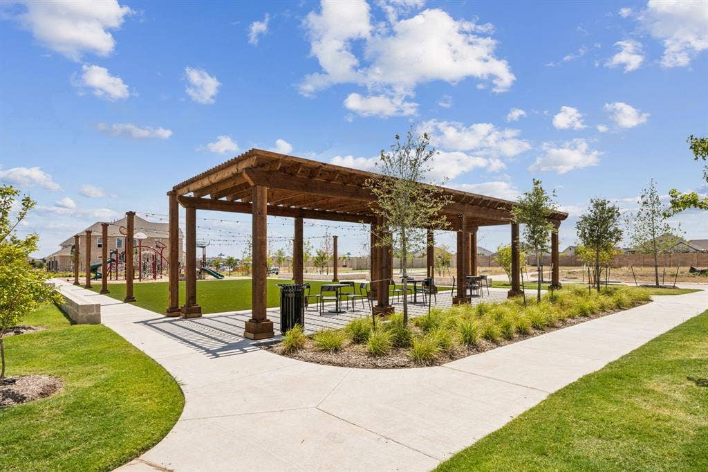 1025 Splitrock Drive, Allen, TX 75013 Twin Creeks Watters offers beautiful outdoor spaces for your family to enjoy!