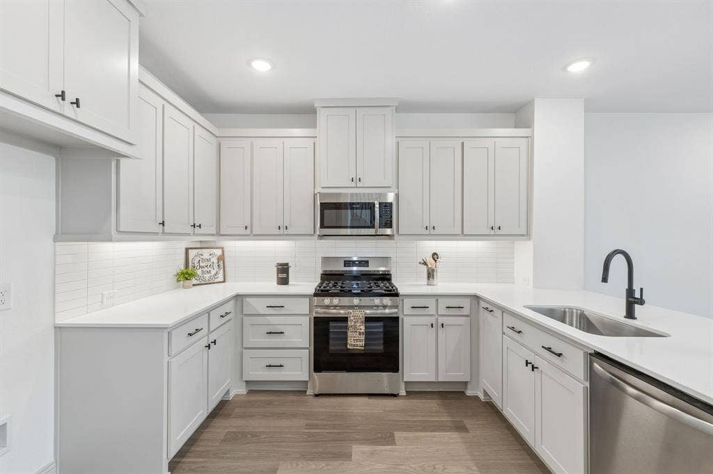 1025 Splitrock Drive, Allen, TX 75013 This thoughtfully designed kitchen offers plenty of storage and prep space!